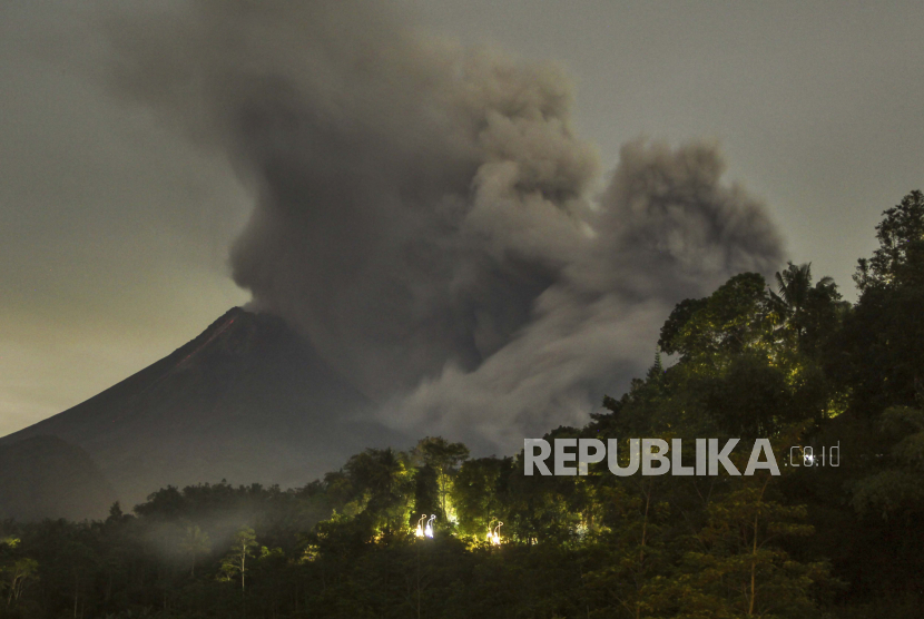 Awan panas material vulkanik mengalir di lereng Gunung Merapi saat terjadi erupsi di Sleman, Indonesia Jumat, 25 Juni 2021. Gunung berapi paling volatil di Indonesia meletus Jumat, melepaskan gumpalan abu tinggi ke udara dan mengirimkan aliran lava dengan awan gas yang membakar mengalir menuruni lerengnya.