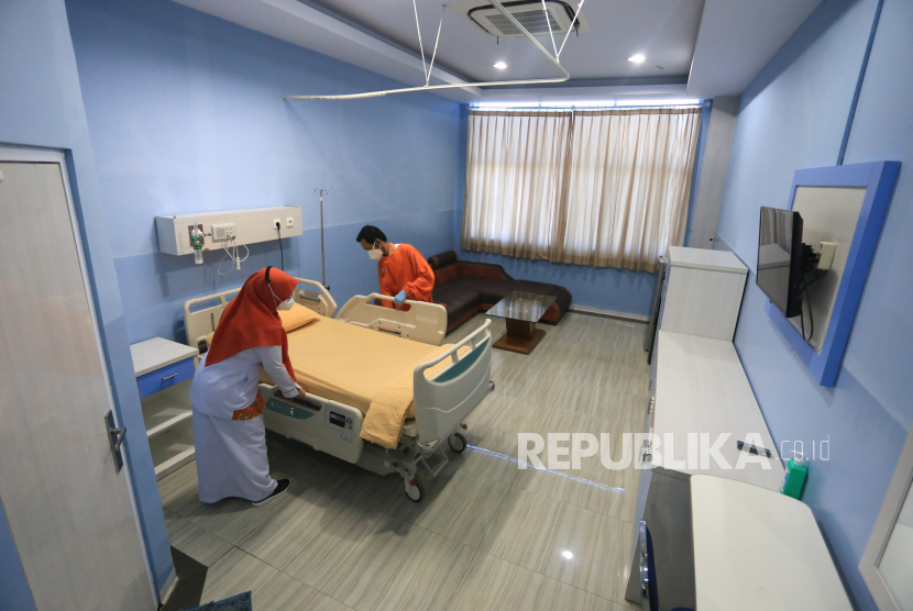 Tenaga kesehatan menyiapkan ruang isolasi COVID-19 di RSUD Indramayu, Jawa Barat, Selasa (22/2/2022). Untuk mengantisipasi lonjakan kasus COVID-19 terutama varian Omicron, RSUD Indramayu menyiapkan tambahan ruang isolasi bagi pasien COVID-19 dengan jumlah tempat tidur sebanyak 110 unit. 