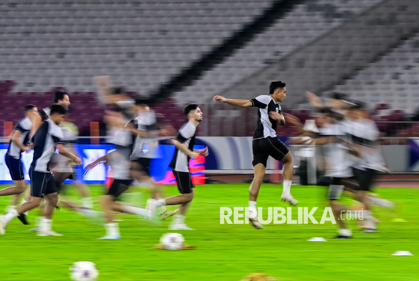 Pesepak bola Timnas Indonesia menjalani sesi latihan resmi di Stadion Utama Gelora Bung Karno, Senayan, Jakarta, Senin (18/11/2024). Latihan resmi tersebut merupakan persiapan Timnas Indonesia yang bertanding melawan Timnas Arab Saudi dalam laga lanjutan putaran ketiga kualifikasi Piala Dunia 2026 zona Asia pada Selasa (19/11). 