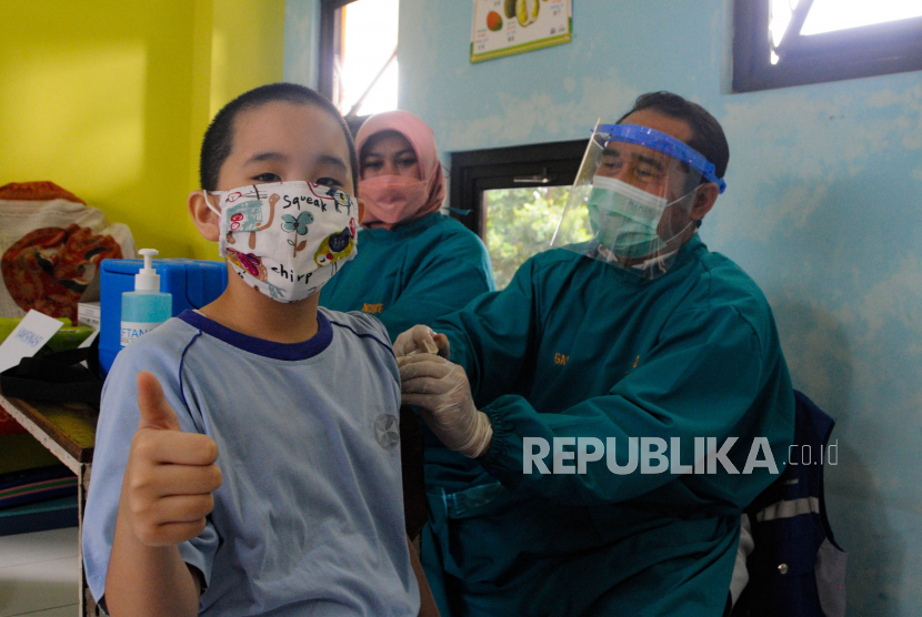 Seorang anak menjalani vaksinasi Covid-19 saat kick off vaksinasi untuk anak usia 6-11 tahun di SD Yos Sudarso, Kabupaten Garut, Rabu (29/12). 