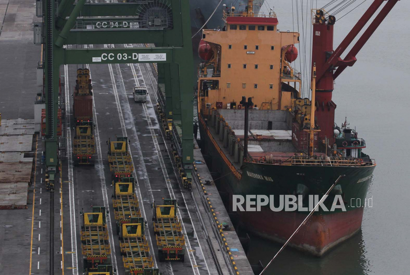 Suasana aktivitas bongkar muat kontainer di PT Terminal Teluk Lamong, Surabaya, Jawa Timur, Senin (17/10/2022). Neraca perdagangan pada Mei 2023 mencatatkan surplus sebesar 440 juta dolar AS.