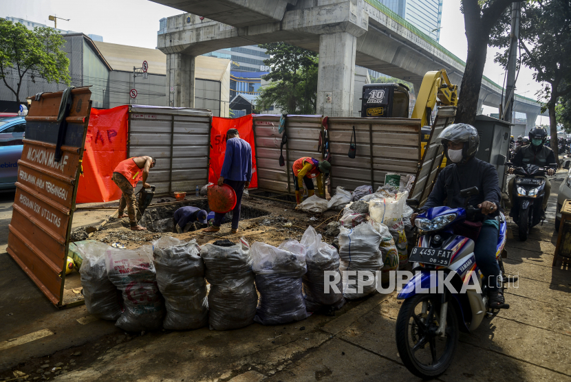 Sejumlahpengendara motor melintasi trotoar untuk menghindari kemacetan di Jalan Kapten Tendean, Mampang Prapatan, Jakarta, Senin (29/3). 