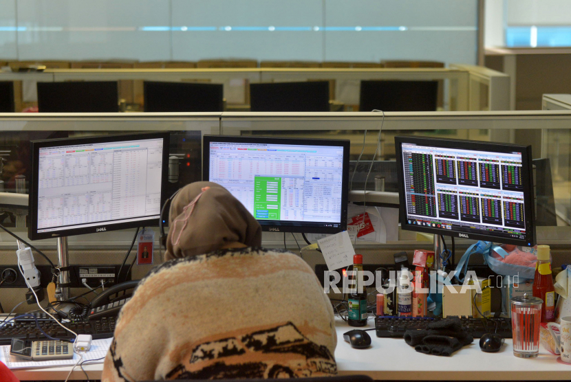 Karyawan mengamati pergerakan harga saham di layar komputer (ilustrasi).