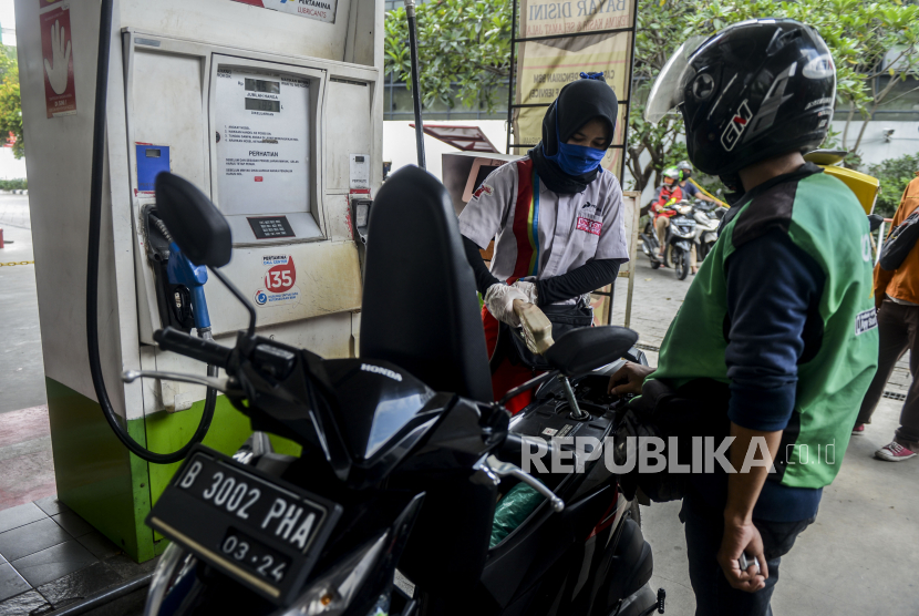 Pengemudi ojek online mengisi bahan bakar di SPBU Cikini, Jakarta Pusat, Selasa (14/4). PT