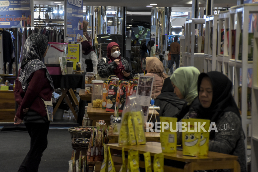 Pengunjung melihat sejumlah produk UMKM yang dipajang pada Pasar Kreatif Bandung 2023.