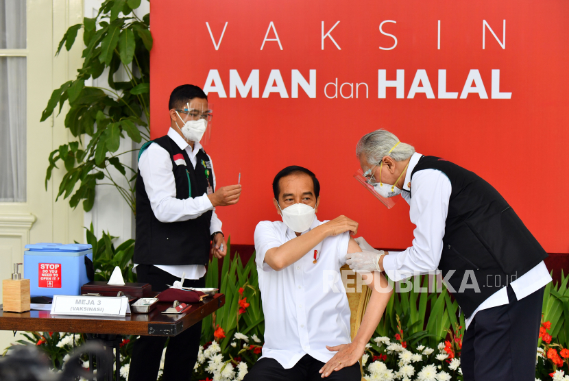 Presiden Joko Widodo menerima suntikan dosis pertama vaksin Covid-19 oleh tim dokter kepresidenan di Istana Negara, Jakarta, Rabu (13/1). 
