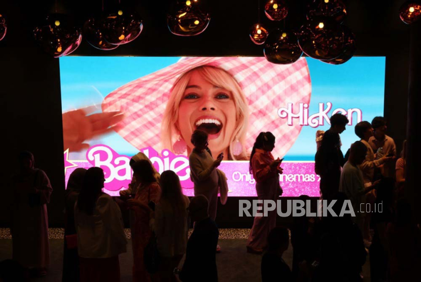Orang-orang menunggu untuk menonton film Barbie di layar bioskop terbesar di Timur Tengah di Roxy Cinemas di Dubai Hills Mall di emirat Teluk Dubai, Uni Emirat Arab, 10 Agustus 2023. 