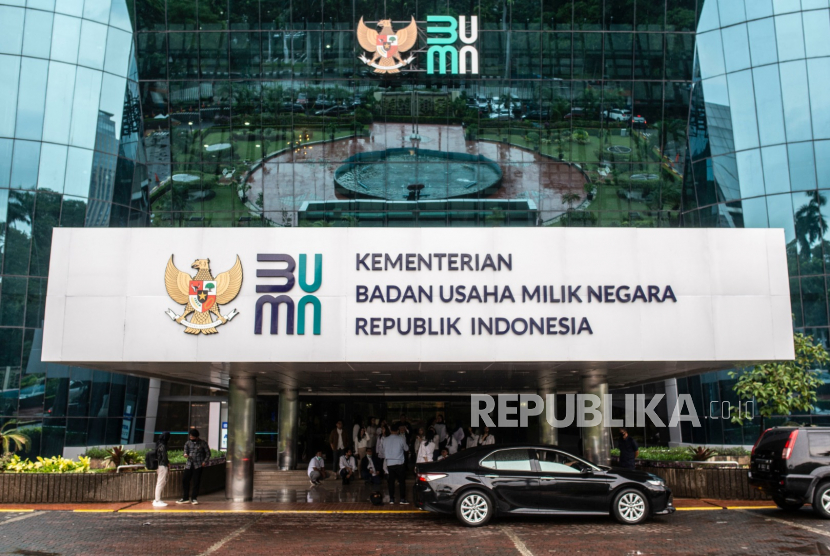 Sejumlah tamu beraktivitas di dekat logo baru Kementerian Badan Usaha Milik Negara (BUMN) di Gedung Kementerian BUMN, Jakarta, Kamis (2/7/2020).