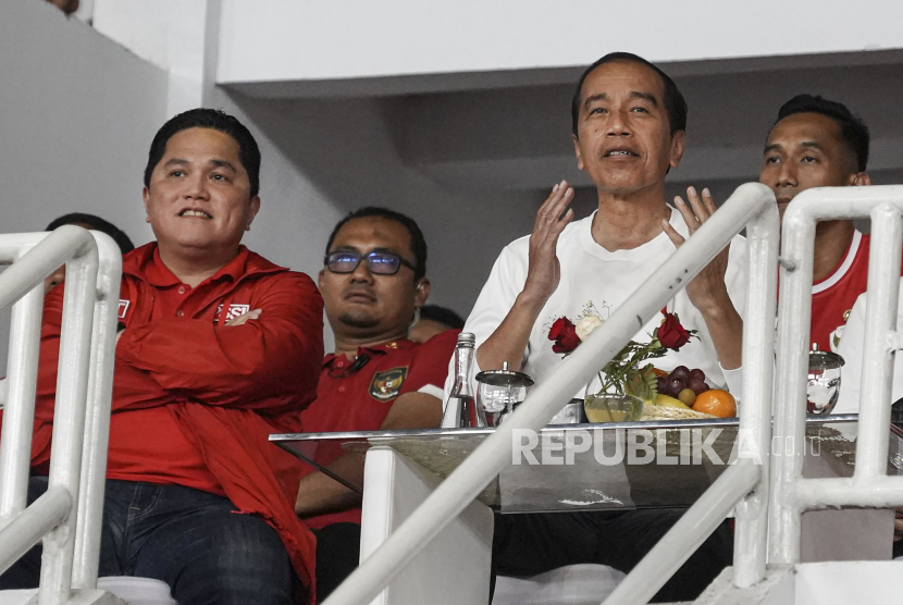 Presiden Joko Widodo (kanan) didampingi Ketua Umum PSSI Erick Thohir (kiri) saat menyaksikan pertandingan Timnas Indonesia melawan Timnas Filipina dalam laga lanjutan Grup F Kualifikasi Piala Dunia 2026 zona Asia di Stadion Utama Gelora Bung Karno (SUGBK), Senayan, Jakarta, Selasa (11/6/2024). 