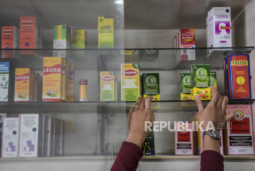 Apoteker menata obat sirop ilustrasi. Dinas Kesehatan Kabupaten Cianjur, Provinsi Jawa Barat, membentuk tim khusus untuk memantau penjualan obat sirop di wilayahnya.