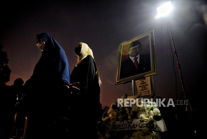 Warga berziarah usai prosesi upacara pemakaman Menteri Pendayagunaan Aparatur Negara dan Reformasi Birokrasi (Menpan RB) Tjahjo Kumolo di Taman Makam Pahlawan (TMP) Kalibata, Jakarta, Jumat (1/7/2022). Tjahjo Kumolo meninggal  di usia 64 tahun di Rumah Sakit Abdi Waluyo, Jakarta pada Jumat (1/7/2022) sekitar pukul 11.10 WIB. Republika/Thoudy Badai