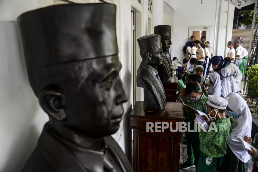 Pelajar mencatat nama-nama pahlawan saat mengunjungi Museum Sumpah Pemuda di Jakarta, Kamis (27/10/2022). Jelang peringatan Hari Sumpah Pemuda, museum tersebut ramai dikunjungi pelajar sebagai salah satu tujuan wisata edukasi yang memberikan wawasan tentang hari bersejarah Sumpah Pemuda pada 28 Oktober 1928. 