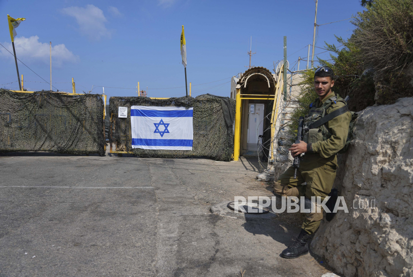  Seorang tentara Israel bekerja di perbatasan Israel dengan Lebanon di Rosh Hanikra, Israel, Jumat, 14 Oktober 2022. 