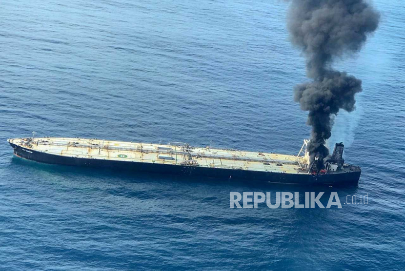 Kapal tanker minyak di lepas pantai pelabuhan Jeddah dilaporkan mendapat serangan. Ilustrasi.