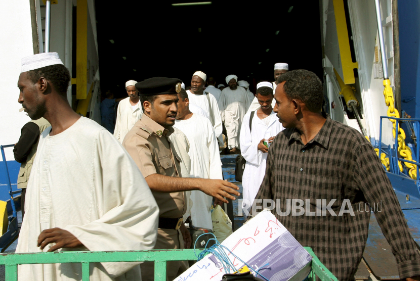 Pemerintah Tabuk Puji Kinerja Petugas Selama Haji di Pelabuhan Halat Ammar. Foto:   Petugas keamanan Saudi mengawasi jemaah haji Sudan tiba di pelabuhan Jeddah, Arab Saudi, 13 Desember 2007. 