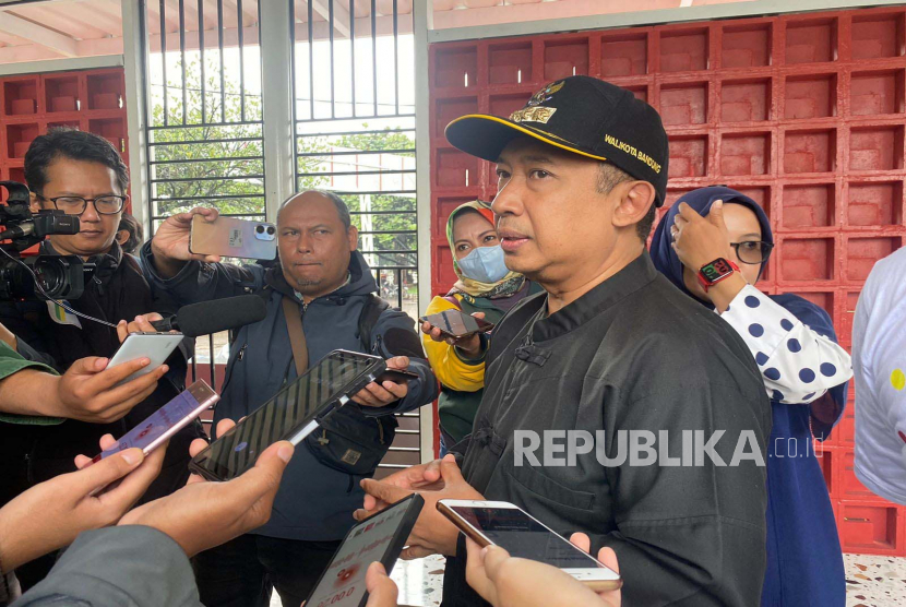 Wali Kota Bandung Yana Mulyana. Wali Kota Bandung Yana Mulyana ditangkap dengan sejumlah pihak 