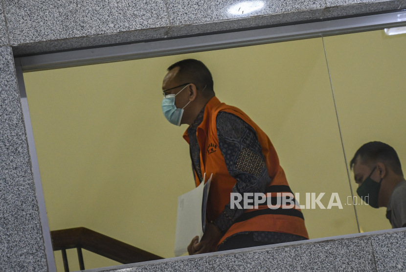 Terdakwa mantan Sekretaris Mahkamah Agung (MA) Nurhadi berjalan menuju ruang pemeriksaan di Gedung Merah Putih KPK, Jakarta, Senin (29/3/2021). Nurhadi diperiksa sebagai saksi untuk tersangka Ferdy Yuman dalam kasus dugaan dengan sengaja mencegah dan merintangi atau menggagalkan secara langsung maupun tidak langsung penyidikan perkara Nurhadi dan kawan-kawan. 