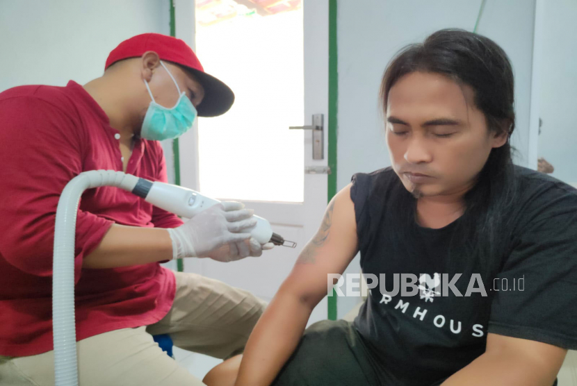 Seorang peserta sedang mengikuti kegiatan hapus tato gratis yang diselenggarakan oleh Komunitas Berani Hapus Tato Indonesia (Berhati), di Sekolah Alam Indramayu, Ahad (5/3/2023). 