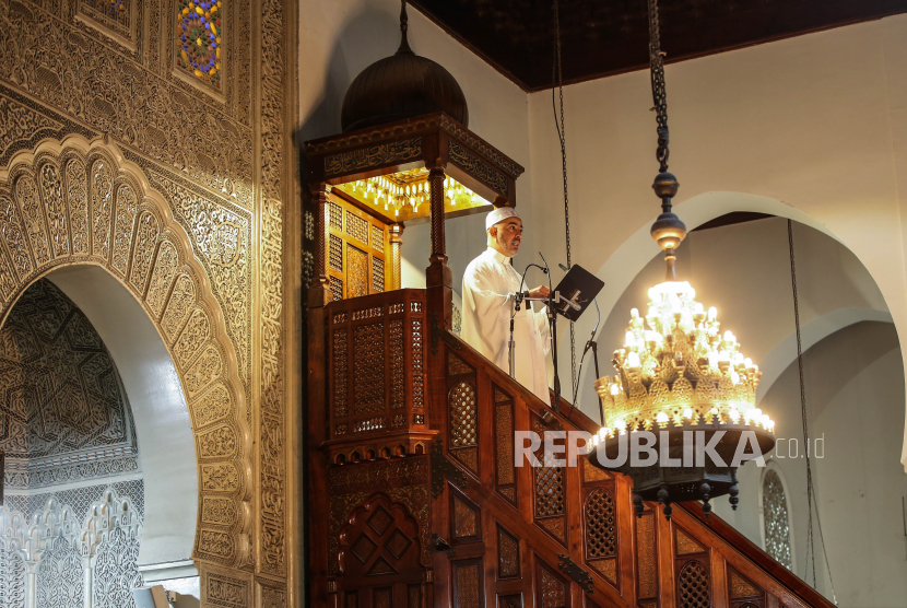 Salah satu Imam di Masjid Agung Paris, Prancis memberikan khutbah Jumat. 100 Tahun Sejak Masjid Pertama Prancis Dibangun, Perjuangan Muslim Terus Berlanjut 