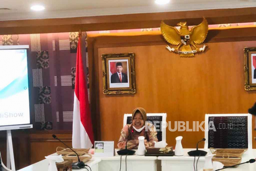 Mensos Tri Rismaharini saat memberikan keterangan terkait penggeledahan KPK kepada awak media di Jakarta, Rabu (24/5/2023). Mensos Risma sebut masyarakat bisa memantau secara langsung proses penyaluran bansos.