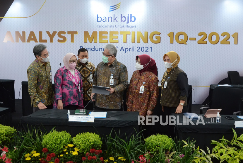 Direktur Utama Bank BJB Yuddy Renaldi (ketiga kanan) berbincang dengan para direksi sebelum Analyst Meeting 1Q-2021 secara virtual di Menara Bank BJB, Jalan Naripan, Kota Bandung, Selasa (27/4). Mengawali tahun 2021, Bank BJB kembali mencatatkan kinerja yang positif. Hal tersebut salah satunya dibuktikan melalui raihan laba bersih sebesar Rp 481 miliar atau tumbuh 15,2% year on year (y-o-y).