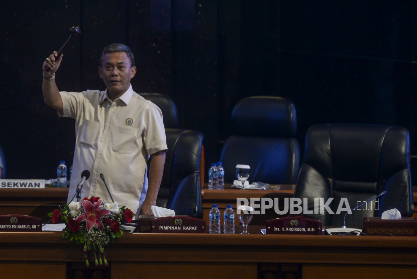 Ketua DPRD DKI Jakarta Prasetyo Edi Marsudi memegang palu sidang usai rapat pimpinan gabungan di gedung DPRD DKI, Jakarta Pusat.