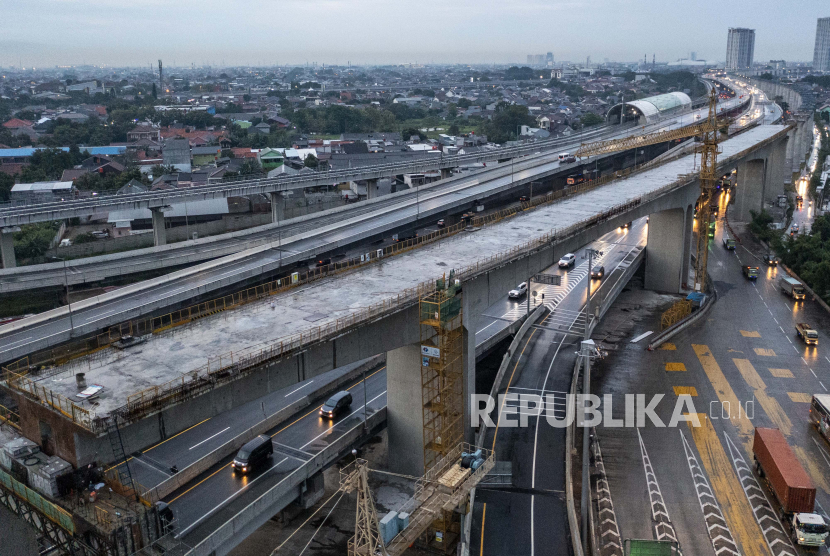 Foto udara lokasi pembangunan proyek Kereta Cepat Jakarta-Bandung (KCJB) di Cikunir, Bekasi, Jawa Barat, Selasa (2/11/2021).