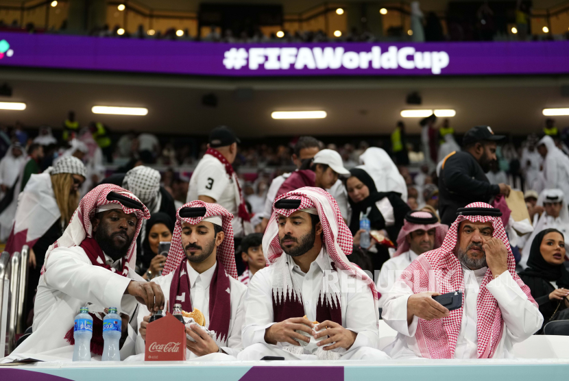  Fans duduk di tribun sebelum pertandingan sepak bola grup A Piala Dunia antara Qatar dan Ekuador di Stadion Al Bayt di Al Khor, Qatar, Ahad, 20 November 2022.