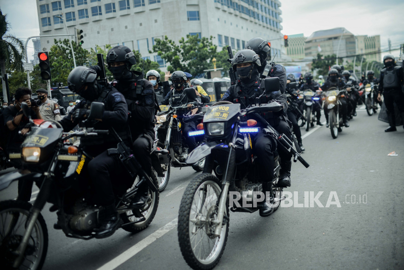Kepolisian membubarkan paksa massa aksi  unjuk rasa 1812 di Jakarta Pusat, Jumat (18/12).