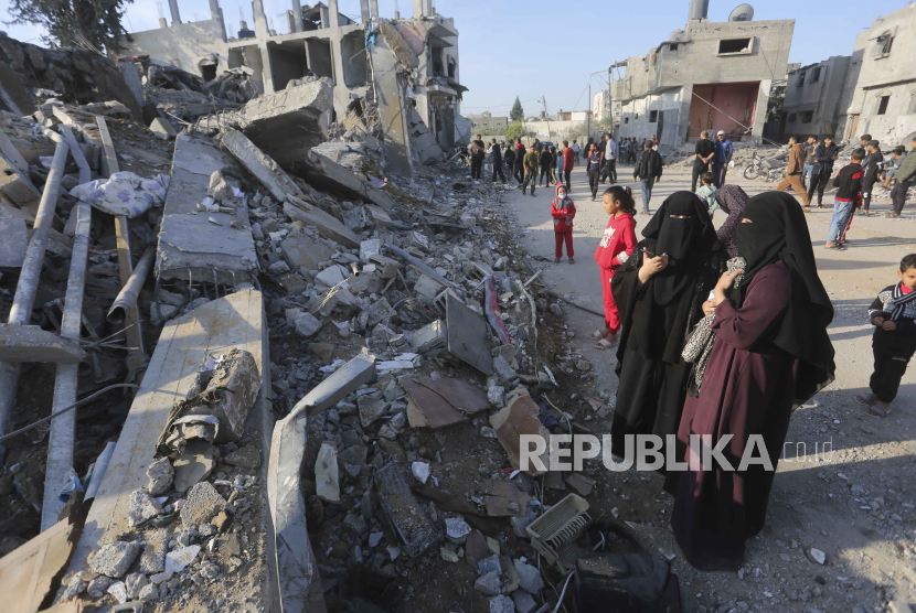 Warga Palestina melihat kehancuran akibat bombardir Israel di Jalur Gaza di Rafah, Senin, 4 Desember 2023. ​