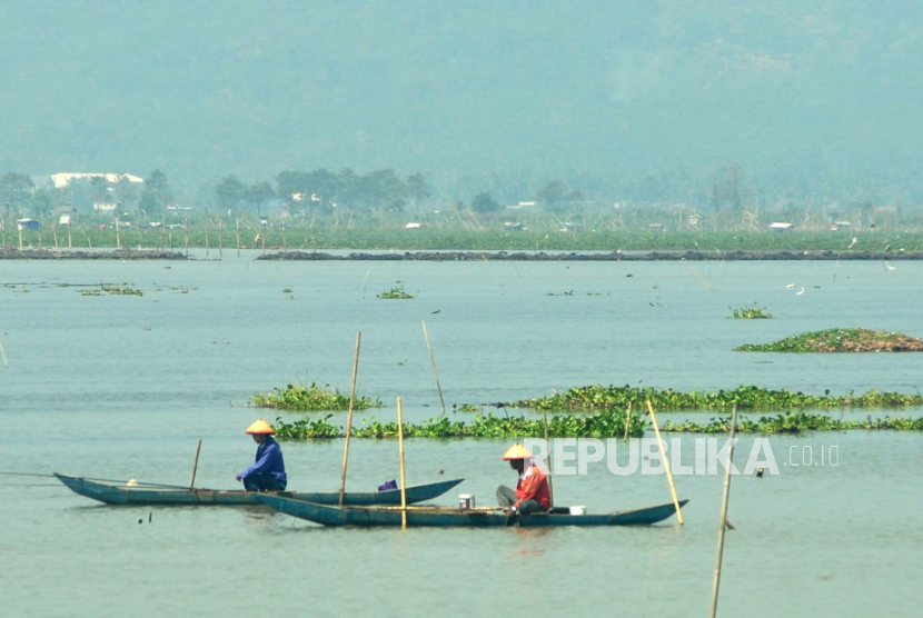 Dua orang warga sedang memancing ikan di kawasan Danau Rawapening. 