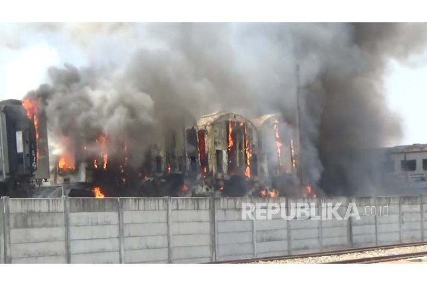 Sejumlah gerbong atau kereta api bekas terbakar di pusat gudang logistik Stasiun Purwakarta, Kabupaten Purwakarta, Jawa Barat, Kamis (31/8/2023). 