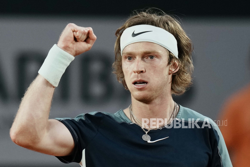 Reaksi Andrey Rublev dari Rusia setelah mengalahkan Federico Delbonis dari Argentina selama pertandingan putaran kedua turnamen tenis Prancis Terbuka di stadion Roland Garros Kamis, 26 Mei 2022 di Paris. Rublev menang 6-3, 3-6, 6-2, 6-3.