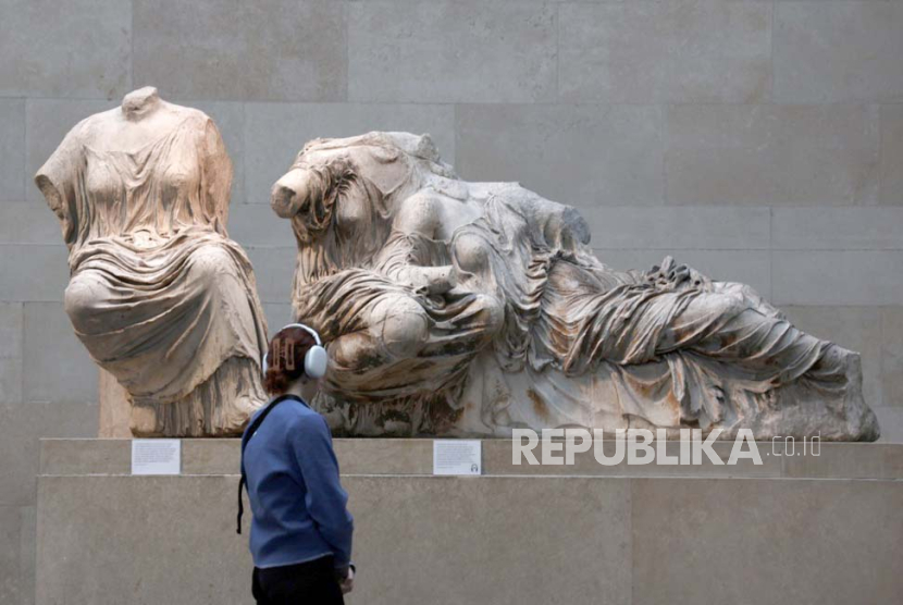 Seorang pengunjung melihat Elgin Marbles yang juga dikenal sebagai patung Parthenon, di British Museum di London, Inggris, 28 November 2023.