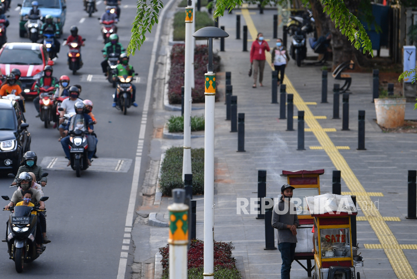 Pedagang berjualan di trotoar kawasan Jalan Kramat Raya, Jakarta, Selasa (1/9/2020). Pemprov DKI Jakarta berencana memfasilitasi para pelaku usaha mikro, kecil, dan menengah (UMKM) agar bisa berjualan di trotoar sejumlah jalan di Ibu Kota. 