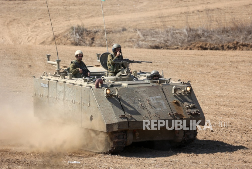   Tentara Israel mengendarai pengangkut personel lapis baja (APC) di daerah sepanjang perbatasan dengan Gaza, Israel selatan, 15 Oktober 2023. 