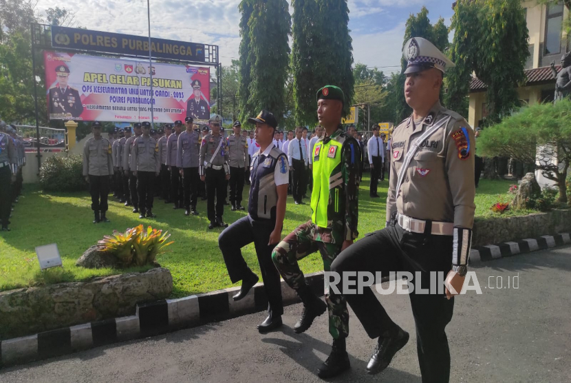 Polres Purbalingga menggelar Apel Gelar Pasukan Operasi Keselamatan Lalu Lintas Candi 2023. 