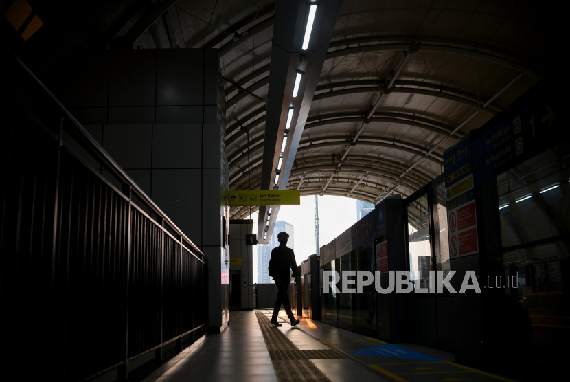 Warga menunggu  moda transportasi Light Rail Transit (LRT) Jakarta Bogor Depok Bekasi (Jabodebek) di Stasiun LRT Dukuh Atas, Jakarta Selatan, Selasa (29/8/2023).