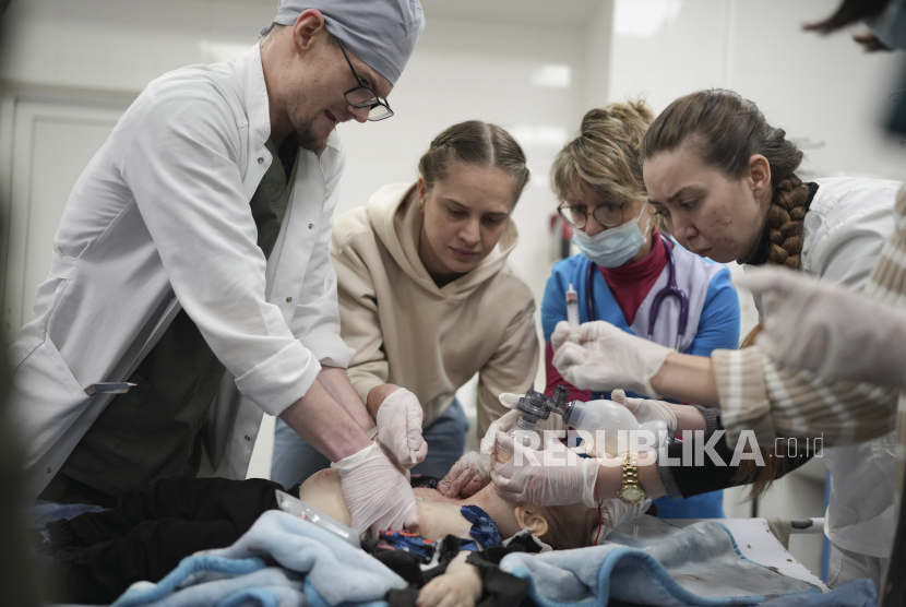  Petugas medis berusaha menyelamatkan nyawa anak laki-laki Marina Yatsko, Kirill, 18 bulan, yang terluka parah akibat tembakan, di sebuah rumah sakit di Mariupol, Ukraina, Jumat, 4 Maret 2022. Korea Selatan (Korsel) akan mengirimkan pasokan medis darurat ke Ukraina pekan ini.