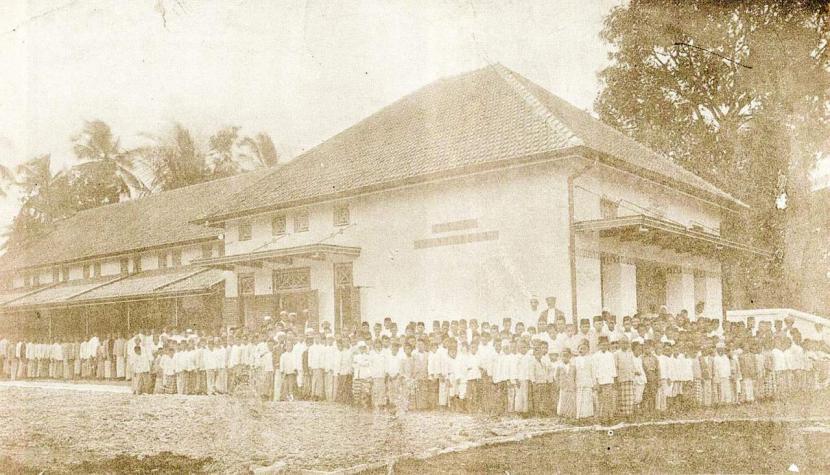 Foto para murid di sekolah Jamiat Kheir pada zaman kolonial. Jamiat Kheir berkiprah di dunia pendidikan sebagai jalan untuk mewujudkan kebangkitan Muslimin (Pan-Islamisme).