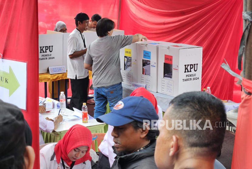 Antrean warga yang hendak mencoblos di TPS 24 Cempaka Baru, Kemayoran, Jakarta Pusat, Rabu (14/2/2023.  