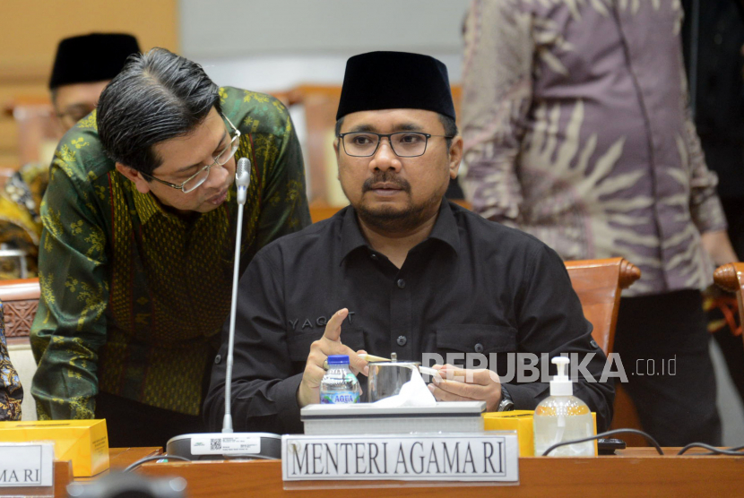 Menteri Agama Yaqut Cholil Qoumas bersiap mengikuti rapat kerja bersama Komisi VIII DPR di Kompleks Parlemen, Senayan, Jakarta, terkait usulan awal biaya haji.