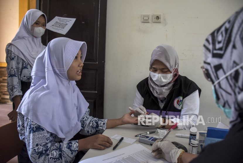 Pelajar menjalani pemeriksaan kesehatan (ilustrasi). Tren terbaru menunjukkan tekanan darah tinggi mulai banyak ditemukan pada usia muda.
