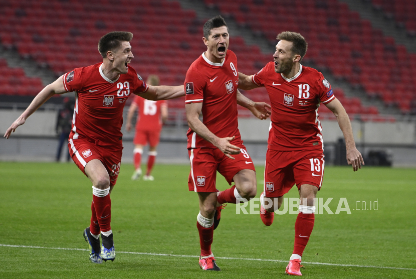  Robert Lewandowski (tengah) dari Polandia merayakan setelah mencetak gol 3-3 selama pertandingan sepak bola kualifikasi Piala Dunia 2022 antara Hongaria dan Polandia di Puskas Ferenc Arena di Budapest, Hongaria, 25 Maret 2021.