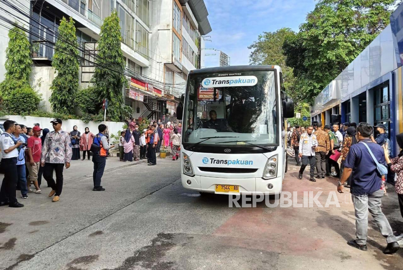 Gubernur Jawa Barat Ridwan Kamil meluncurkan bus Trans Pakuan Kota Bogor sebagai feeder LRT Jabodebek di Kota Bogor, Jawa Barat, Jumat (21/7/2023).