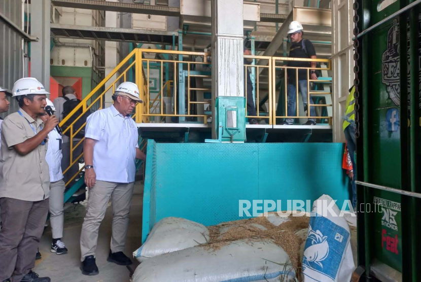 Direktur Utama Perum BULOG Bayu Krisnamurthi saat memantau proses pengadaan beras dan gabah di Sentra Penggilingan Padi (SPP) Karawang, Senin (20/5/2024). 