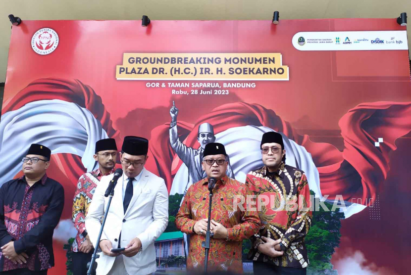 Sekjen PDIP, Hasto Kristiyanto bersama Gubernur Jabar Ridwan Kamil memberikan keterangan pada wartawan usai groundbreaking monumen Plaza Bung Karno di Taman Saparua, Kota Bandung, Rabu (28/6/2023).