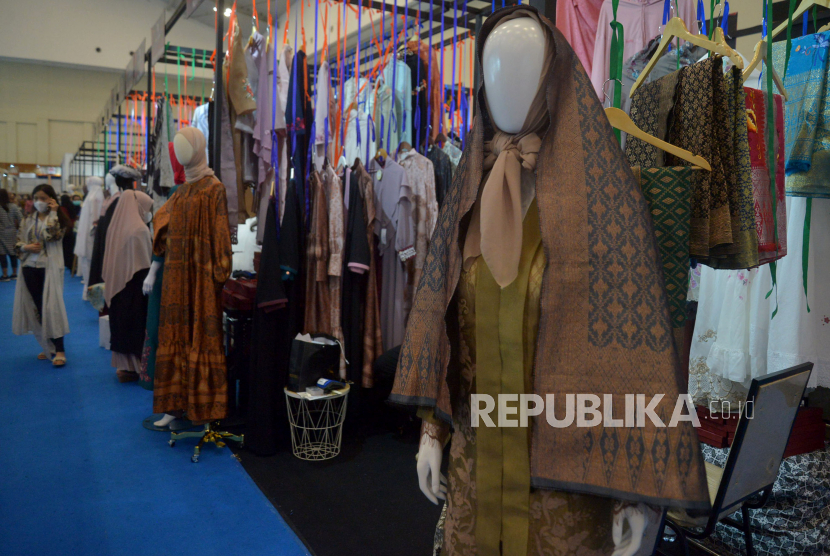 Pengunjung mengamati koleksi busana muslim yang dipamerkan pada Jakarta Muslim Fashion Week (JMFW) 2023 di ICE, BSD City, Banten, Kamis (20/10/2022). Jakarta Muslim Fashion Week 2023 tersebut diikuti oleh 144 desainer tersebut diharapkan mampu meningkatkan kesadaran akan potensi besar bisnis fesyen muslim sehingga seluruh pemangku kepentingan semakin peduli untuk memajukan industri ini. JMFW 2023 akan digelar selama 3 hari mulai dari 20 Oktober hingga 22 Oktober 2022. Prayogi/Republika 