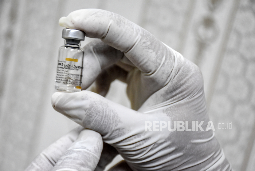 Sebanyak 9.150 vaksin jenis Sinovac yang tersisa di Kota Bogor kini disimpan di Gudang Farmasi Dinas Kesehatan (Dinkes) Kota Bogor. Vaksin tersebut ditempatkan sesuai dengan rantai dingin atau cold chain dengan keamanan dan kestabilan suhu dari 2-8 derajat celcius.