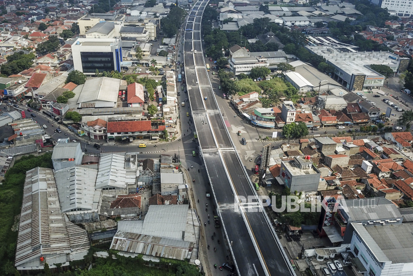 Foto udara suasana area pembangunan Jembatan Layang (Flyover) Kopo di Jalan Soekarno Hatta, Kota Bandung, Jumat (13/5/2022). Flyover Kopo di Bandung mulai diuji coba dilintasi kendaraan selama satu pekan.